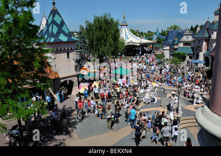 Chessy, Francia, Parchi a tema, persone che visitano 'Disneyland Paris', Panoramica folla, giorno del sole, strada Foto Stock