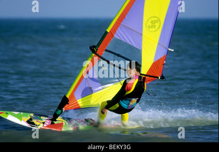 Windsurf muta in barca a vela in mare Foto Stock