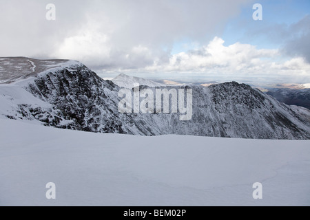 Di estensione e di bordo da Helvellyn Nethermost luccio in inverno. Foto Stock