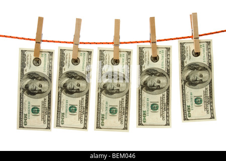 Il riciclaggio di denaro sporco su una stringa con clothespins isolati su sfondo bianco Foto Stock