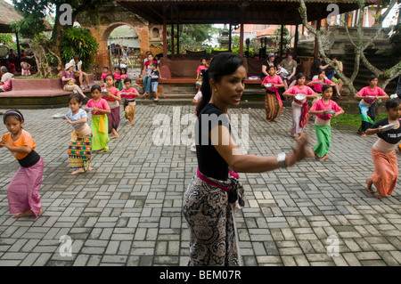 Le ragazze la pratica tradizionale danza Legong in Ubud a Bali Indonesia Foto Stock