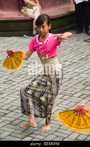 Ragazza la pratica tradizionale danza Legong in Ubud a Bali Indonesia Foto Stock