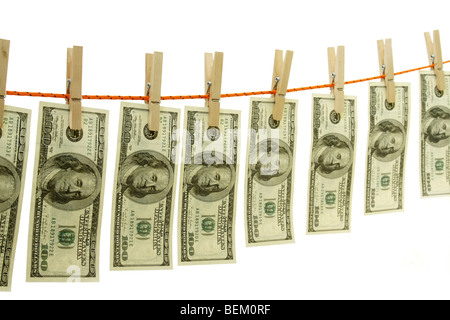 Il riciclaggio di denaro sporco su una stringa con clothespins isolati su sfondo bianco Foto Stock