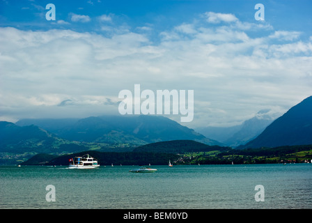 Il lago di Thun nella città svizzera di Thun. Montagne delle Alpi. Thunersee. Il turismo Foto Stock