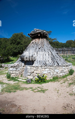 Vecchia casa ristrutturata in 'Sun' Portiscra nel Supramonte di Urzulei, il Gennargentu e Golfo di Orosei Parco Nazionale, Sardegna, Italia Foto Stock