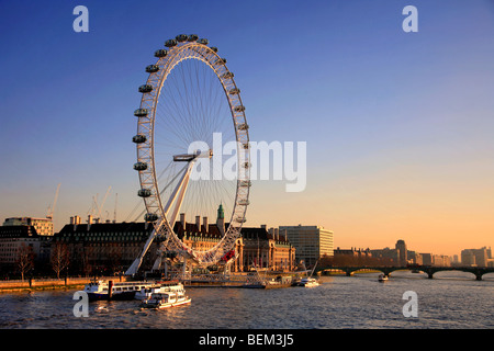 Il London Eye Millennium Wheel South Bank Fiume Tamigi Westminster Londra città capitale England Regno Unito Foto Stock