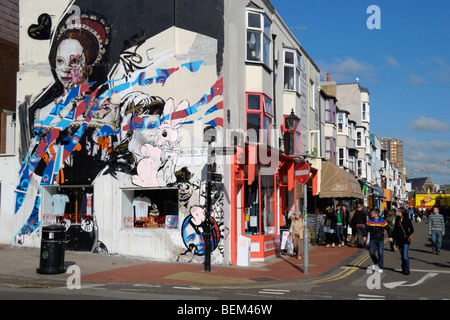 Giardiniere Street e Church Street in North Laine distretto di Brighton, East Sussex, England, Regno Unito Foto Stock