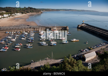 Vista su Saundersfoot Harbour con barche ormeggiate in Pembrokeshire West Wales, Regno Unito. Foto Stock