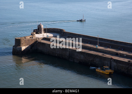 Saundersfoot Harbour parete con barca ormeggiata, Pembrokeshire, West Wales UK Foto Stock