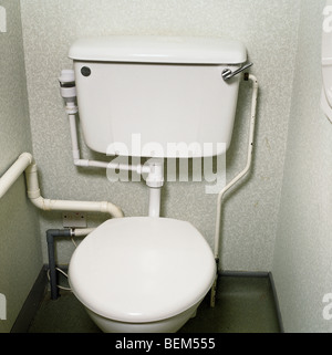 In vecchio stile wc bianco nell'armadio elettrico Foto Stock