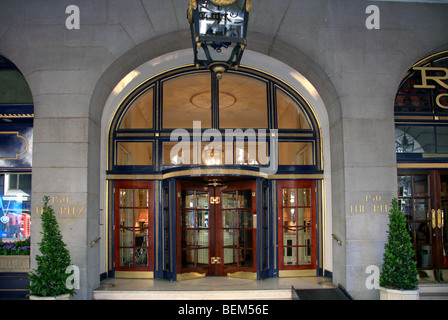 L' Hotel Ritz entrata sulla Piccadilly Londra città capitale England Regno Unito Foto Stock