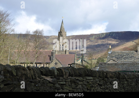 Edale chiesa con Kinderscout in background Foto Stock