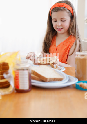 Bambino rendendo il pranzo Foto Stock