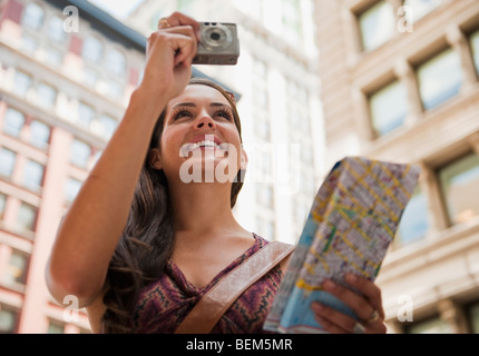 Donna di scattare una foto Foto Stock