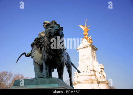 Statua di oro su Victoria Memorial al di fuori del Queens Residence Buckingham Palace Il Mall London City Inghilterra REGNO UNITO Foto Stock