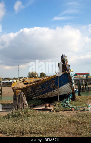 Un abbandonate e barca - Porto di segale Foto Stock