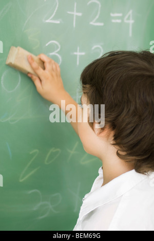 Ragazzo la cancellazione di Blackboard Foto Stock