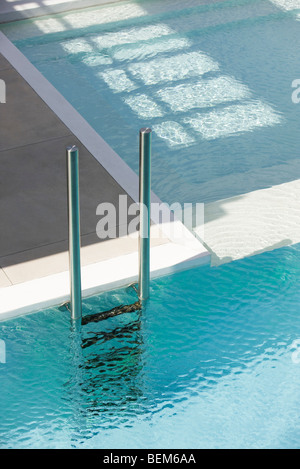 Piscina scaletta a estremità profonda separata dalla piscina poco profonda da battuta Foto Stock