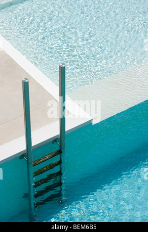 Piscina scaletta a estremità profonda separata dalla piscina poco profonda da battuta Foto Stock