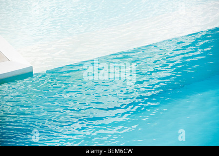 Piscina con battuta di separazione e profonda estremità poco profonda Foto Stock