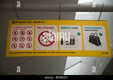 Cartello segnaletico che mostra l'elenco degli oggetti pericolosi vietati e vietati durante i controlli di sicurezza, dopo il check-in dei passeggeri, presso l'aeroporto di Gatwick. REGNO UNITO. Foto Stock
