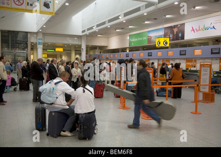 Passeggeri Easyjet check-in presso il Terminal Sud aeroporto di Gatwick. Londra. Regno Unito. (49) Foto Stock