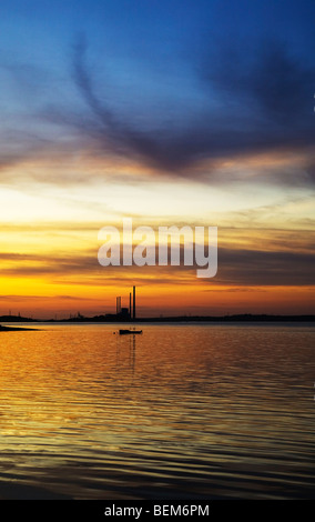 Tarbert Power Station, sul fiume Shannon, County Kerry, Irlanda Foto Stock