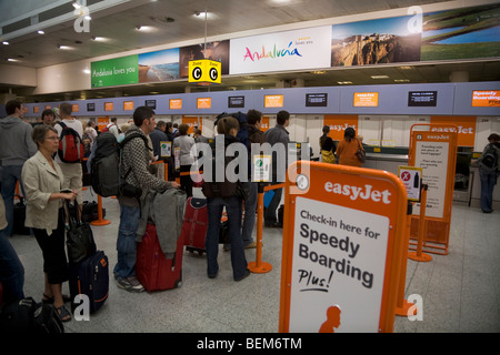 Passeggeri Easyjet check-in presso il Terminal Sud aeroporto di Gatwick. Londra. Regno Unito. Foto Stock