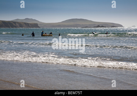 I BAGNANTI IN MARE WHITESANDS BAY ST DAVIDS RAMSEY ISLAND IN B/G PEMBROKESHIRE West Wales UK Foto Stock