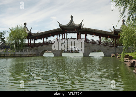 Ponte in pietra con portico in legno che attraversano il Canal Xitang è un antica città scenica in Jiashan County, nella provincia di Zhejiang, in Cina. Foto Stock