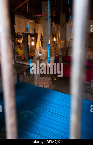 Musulmani di tessitura della seta per sarees in Varanasi India Foto Stock