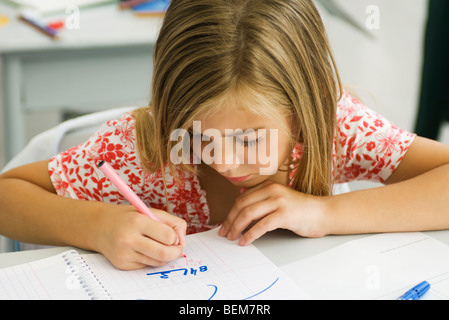 Ragazza che lavora equazione matematica in notebook Foto Stock