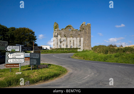 Indicazioni stradali dal XV secolo castello Leamanagh, Burren, County Clare, Irlanda Foto Stock