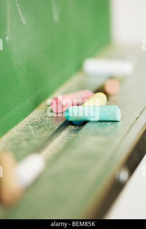 Chalk in appoggio sulla lavagna, close-up Foto Stock