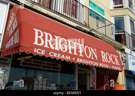 Brighton Rock segno sulla parte esterna di un negozio sul lungomare di Brighton, East Sussex, England, Regno Unito Foto Stock