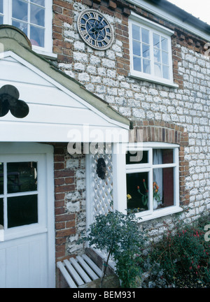 White veranda in legno sulla pietra-costruito cottage di campagna Foto Stock