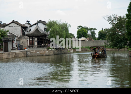 Barca sul canale della città vecchia Xitang è un antica città scenica in Jiashan County, nella provincia di Zhejiang, in Cina. Foto Stock