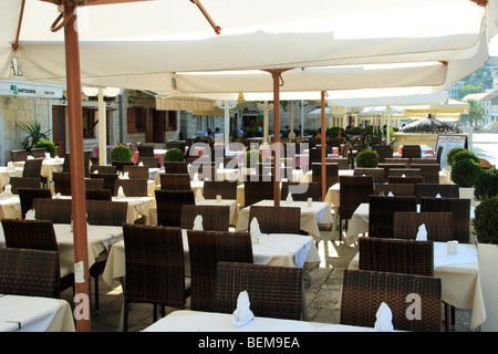 Il ristorante vuoto e i tavoli e le sedie stabiliti in attesa per i clienti di Hvar, Croazia Foto Stock