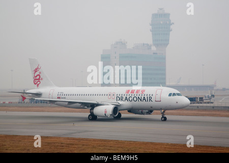 Un DragonAir Airbus A320 aereo in pista. DragonAir è Hong Kong della compagnia aerea nazionale. Hong Kong, Repubblica Popolare di Cina Foto Stock