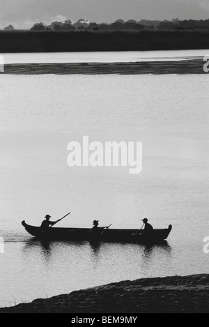 Myanmar (Birmania), Paesaggio con pescatori e canoa Foto Stock