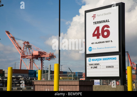 Un segno di terminale con gru industriali in background al Porto di Seattle. Seattle, Washington, Stati Uniti d'America Foto Stock