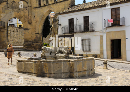 La fontana dei leoni e Jaen town gate a Populo square. Baeza. Provincia di Jaen. Andalusia. Spagna Foto Stock