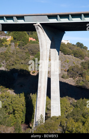 Una chiusura della Interstate Highway 280 Bridge a San Mateo, California, Stati Uniti d'America Foto Stock