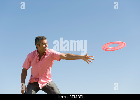 L'uomo gettando flying disc Foto Stock