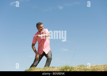 L'uomo gettando flying disc Foto Stock