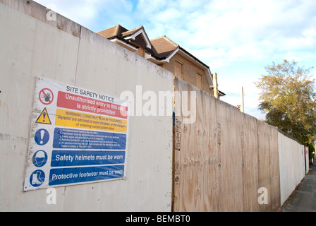 Sito avviso di sicurezza sulla parte esterna di salire a bordo del sito in costruzione Foto Stock