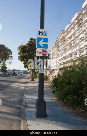 BART e Caltrain cartelli stradali nei pressi di un transito orientato allo sviluppo di condomini. Millbrae, California, Stati Uniti d'America Foto Stock