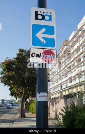 BART e Caltrain cartelli stradali nei pressi di un transito orientato allo sviluppo di condomini. Millbrae, California, Stati Uniti d'America Foto Stock