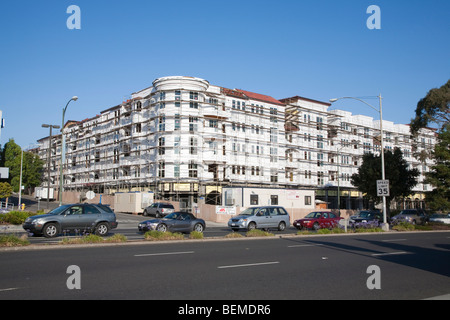 Ponteggio su un condominio in costruzione da una strada. Millbrae, California, Stati Uniti d'America Foto Stock