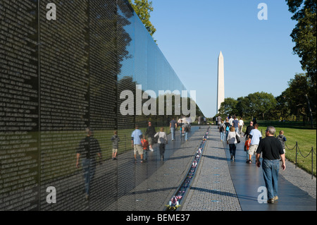 Vietnam Veterans Memorial con il Monumento di Washington dietro, The Mall di Washington DC, Stati Uniti d'America Foto Stock